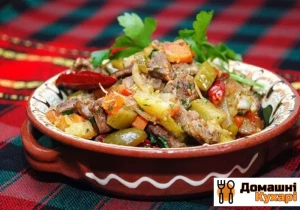 Рецепт Яловичина, тушкована з солоними огірками фото