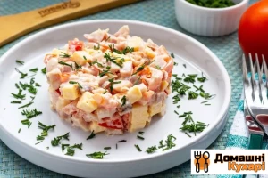 Рецепт Салат з копченою куркою і помідорами фото