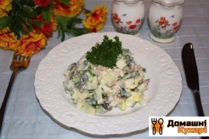 Рецепт Салат з копченою куркою і печерицями фото