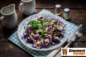 Рецепт Салат з червонокачанної капустою і кукурудзою фото