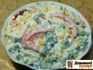 Рецепт Салат з кукурудзою, огірками та помідорами фото