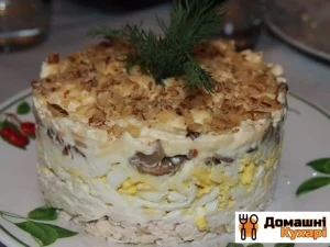 Рецепт Салат з куркою, грибами і волоським горіхом фото