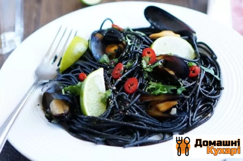 Чорні спагетті з морепродуктами
