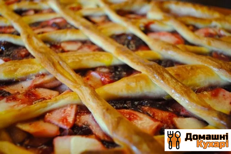 Рецепт Дріжджовий пиріг з яблуками і брусницею