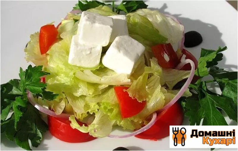 Грецький салат з адигейським сиром