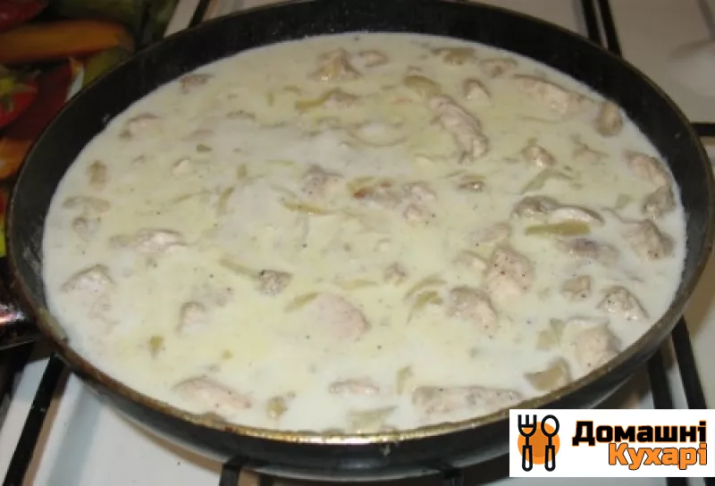 Куряча грудка в часниковому соусі на сковороді - фото крок 5