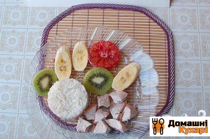 Легкий салат з рису, курки і фруктів