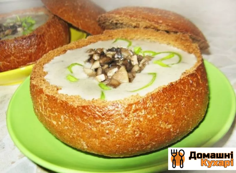 Литовський грибний суп в хлібі