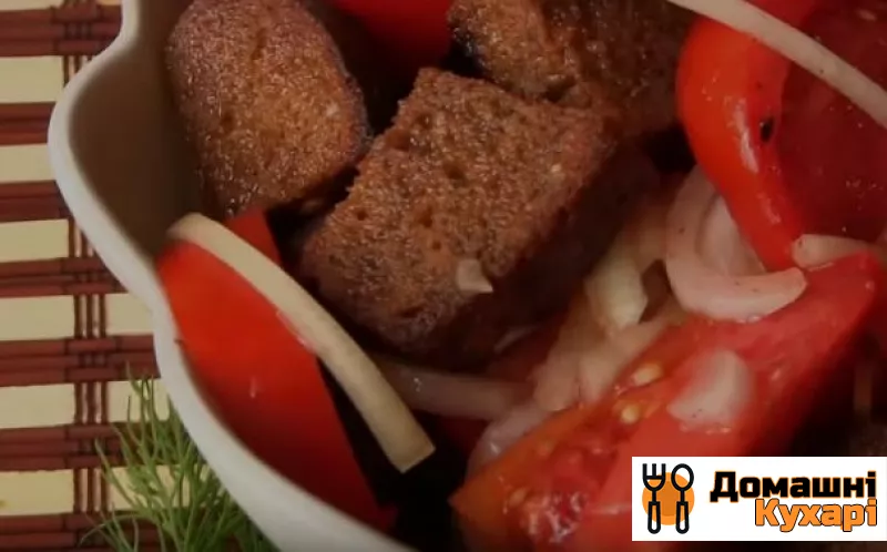 Рецепт Дуже смачний літній салат з помідорами і житнім хлібом