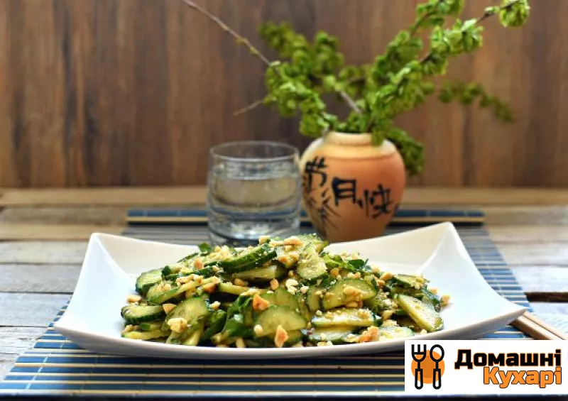 Рецепт Освіжаючий салат з огірків з арахісом
