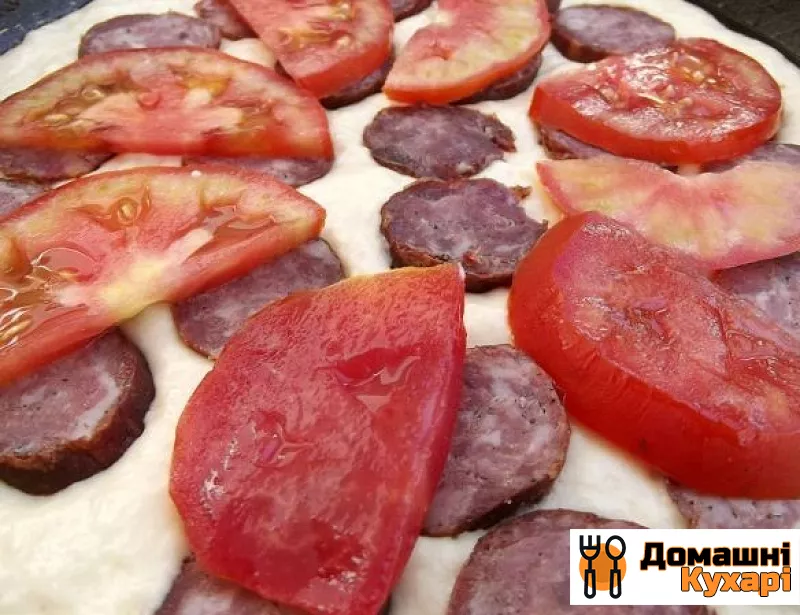 Піца на сковороді з помідорами - фото крок 2