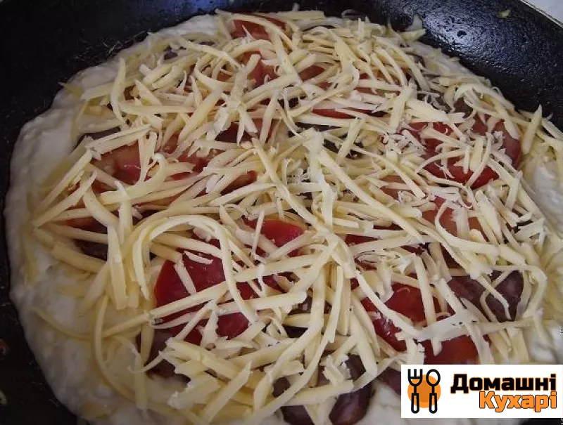 Піца на сковороді з помідорами - фото крок 3