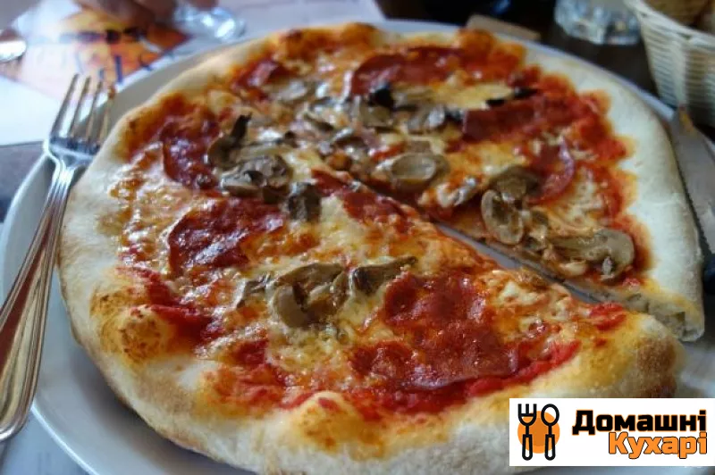 Рецепт Піца з ковбасою, грибами і помідорами