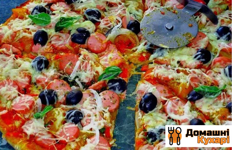 Рецепт Піца з сосисками і маслинами