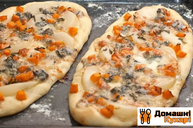 Піца з гарбузом, грушею і горгонзола