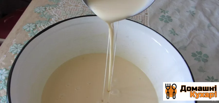 Пишні оладки на молоці - фото крок 1