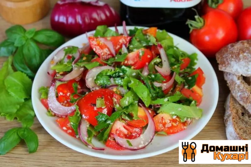 Салат з помідорів з червоною цибулею і кунжутом