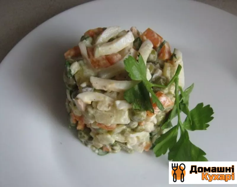 Рецепт Салат з кальмарами і солоним огірком