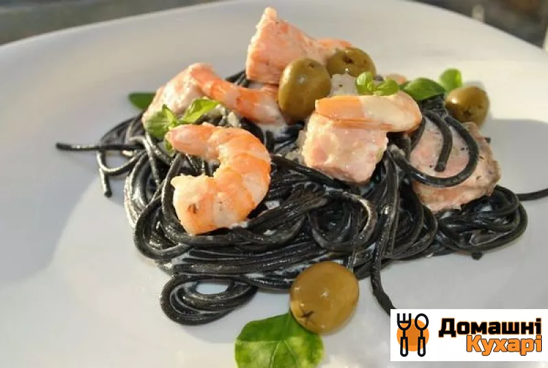 Спагеті з чорнилом каракатиці в вершковому соусі
