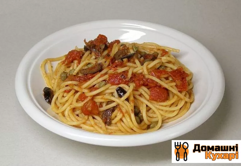 Спагеті з оливками і помідорами