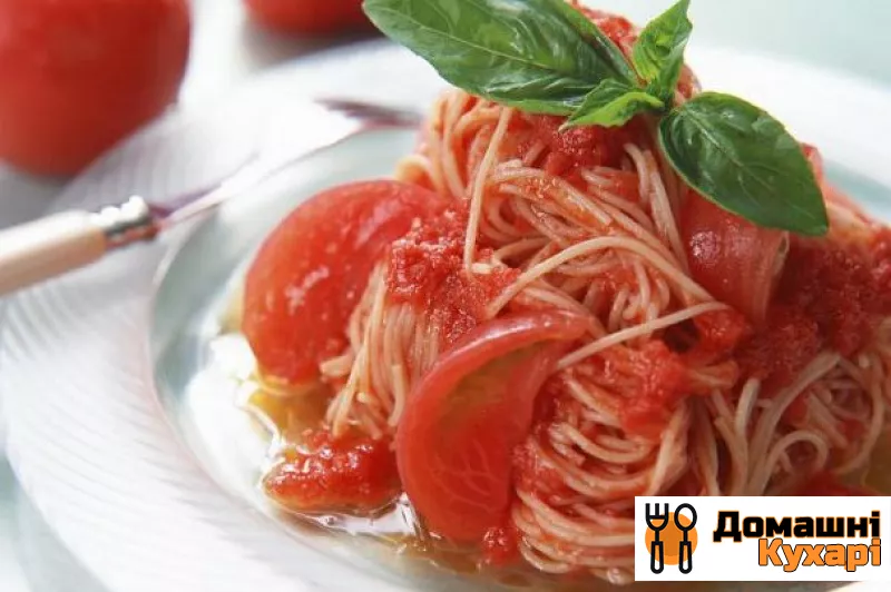 Спагеті з соусом з помідорів і каперсів