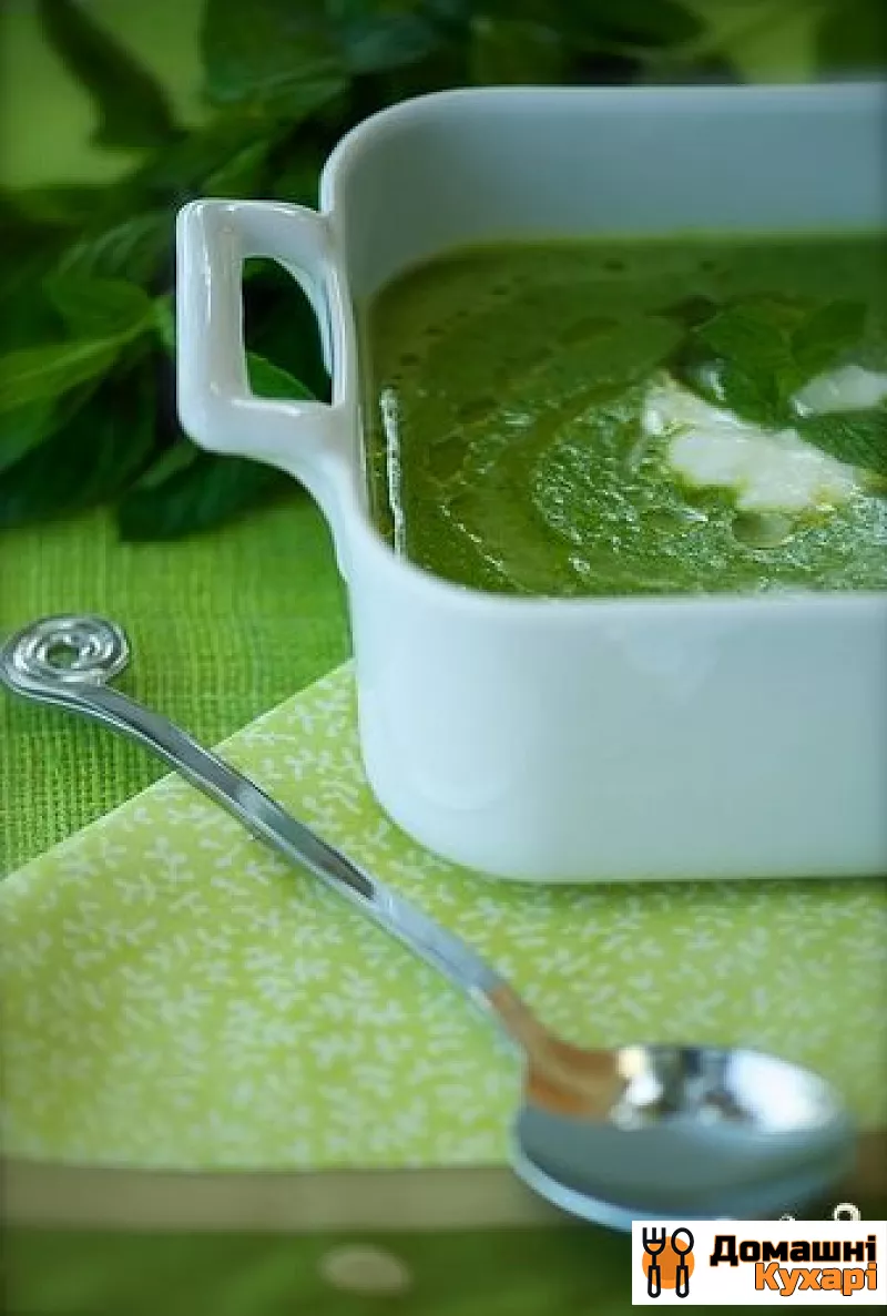 Суп з зеленого горошку з м'ятою